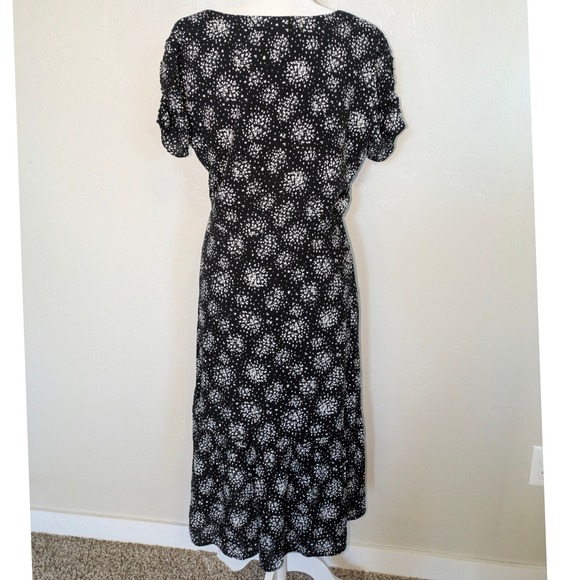 Everly Floral Midi Dress Short Sleeve V Neck Large Black White Tiered Lined - Picture 2 of 12